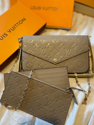 Beige väska  - Kommer med box. 