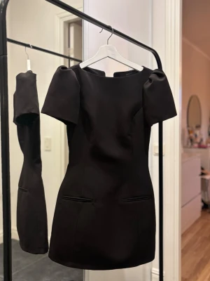 Mini Suit dress med puffärm - Minidress från Zara, ger en väldigt fin siluett. Fickor fram & puff ärm. Stl M, är som en S då denna är liten i storlek. Aldrig använd. Kan hämtas el skickas. ☺️