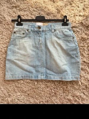 Ljusblå jeanskjol  - En snygg jenas kjol i storlek 36