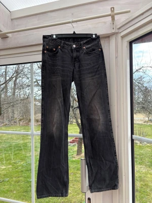 Weekday Jeans arrow low - Svarta/gråa urtvättade raka jeans från weekday i modellen ”arrow low”. 