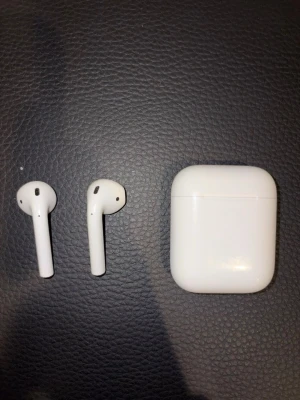 Airpods 1 Gen - Säljer Apple AirPods 1st generation. Lätta och smidiga trådlösa hörlurar, perfekta för vardag och musik.