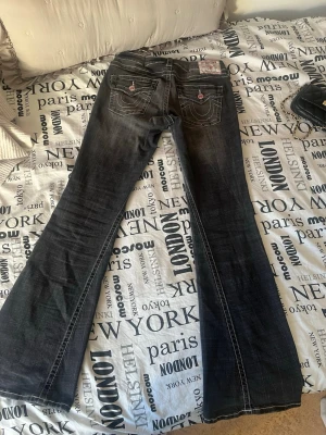 Mörkgrå truereligion jeans - Snygga mörkgrå true religion jeans i fint skick 🤍 Stretchiga och sköna, sitter jättebra! Använda få gånger. Storlek: [27/S] Säljes pga kommer inte till användning.