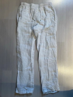 Vita linnebyxor - Säljer ett par vita linnebyxor med avslappnad passform från brothers, storlek xs ca 28/30