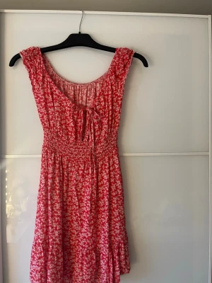 Sommarklänning - Jättesöt sommarklänning med små blomm detaljer perfekt för semester eller andra tillfällen är köpt i Spanien och den passar som en xs-s 