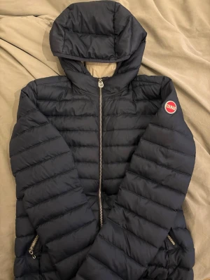 Mörkblå Colmar dunjacka i storlek S - Snygg Colmar dunjacka i storlek 48/s i mycket bra skick. Bara att höra av er vid frågor! Mvh Ivar