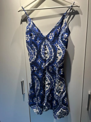 Klänning  - Jättefin sommarklänning!  Köpt på H&M förra sommaren  Använd max 2 gånger - som ny  Axelband som går att justera, knappar som man knäpper för att stänga, sista bild. 