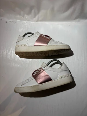 Valentino skor - Hej! Säljer nu mina skor från märket Valentino, storlek 38 bra skick, allt på bilden ingår. Tveka inte på att höra av dig om du har frågor eller funderingar kring skorna! 