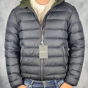 Colmar Jacka - Skick: 9/10, inga defekter. | Ingår: Bara jackan. | Nypris: +- 3800 SEK. | Modellen är 176 cm och väger 73 KG och de är en jacka som är både till våren och hösten inte mina bilder men har inte haft jackan länge 