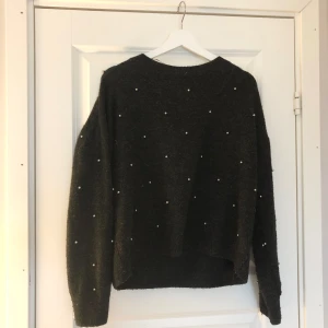 Tröja med pärlor - Tröja med pärlor Mörkgrå Storlek: S Pris: 30kr.