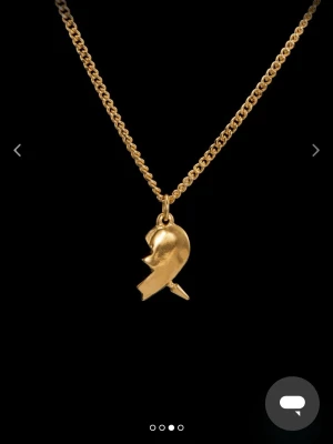  YOU & ME NECKLACE  - Säljer den guldiga  halvan då jag bytt till silver. Kan tänka mig byta mot något från Maria Nilsdotter i silver eller sälja. Pris går att diskuteras. Kom privat för  bilder eller frågor💞 lådan har jag ej kvar 