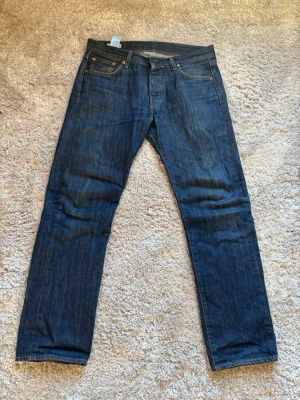  Levi's 501 - Hej. Säljer ett par feta levis 501 i storlek 30/30. Dom är använda till en viss del men inget som riktigt syns utan fortfarande väldigt fräscha! Hör av er vid intresse👍