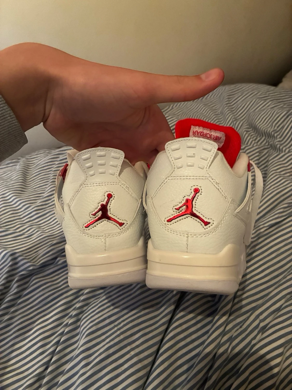 Vita Air Jordan 4 med röda detaljer - 2