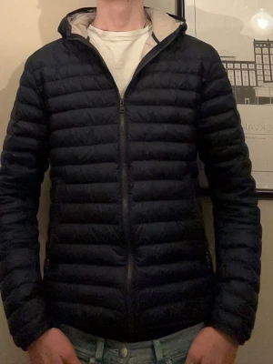 Colmar Jacka - Riktigt fet jacka ifrån Colmar. Parfekt för vädret som går lite upp och ner! Personen på bilderna är runt 188 och väger runt 70kg. Pris går att diskutera, kom gärna in om du har några frågor eller funderingar!🔥                   Tar inte emot byten⁉️