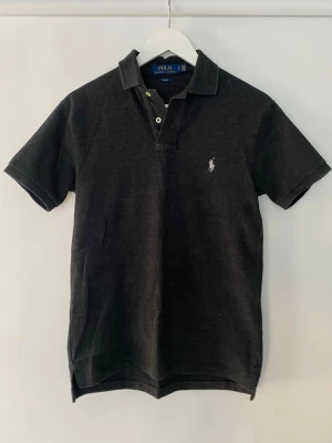 Ralph Lauren Pike  - Säljer denna snygga piké från Ralph Lauren. I storlek S men passar även xs i mycket bra skick.