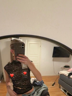 Spets topp - Super snygg spets topp, helt ny endast testad. Hann inte lämna tillbaka den därav säljer jag den🥰