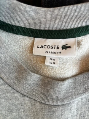 Grå sweatshirt från Lacoste - Säljer helt ny grå sweatshirt från Lacoste, nypris 1338 säljer för 650