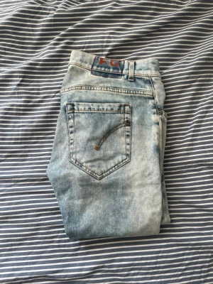 Ljusblå jeans från dondup - Säljer ett par ljusblå jeans från dondup. De är i väldigt bra skick,  skicka iväg ett meddelande om du har några frågor, priset är såklart inte hugget i sten 🪨😊