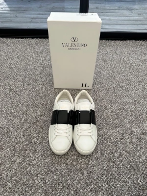 Valentino Svart - Feta Valentinos i nyskick med ett billigt pris, perfekta inför den kommande sommaren☀️                                                             Påse samt dustbag ingår, skriv om du har frågor om skorna. Storlek 41 i färgen Svart