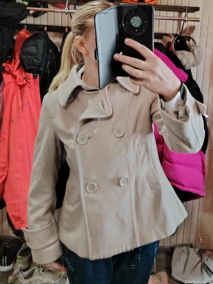 Beige dubbelknäppt jacka från H&M🩷  - Stilren beige jacka från H&M med dubbelknäppning och stora knappar framtill. Jackan har bred krage, två snedställda fickor och är tillverkad i ett mjukt tyg som känns som bomull. Perfekt för dig som gillar klassisk men avslappnad stil.🍀 XS-M. 