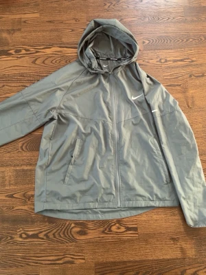 Nike Miller  jacka - Storlek M på jackan