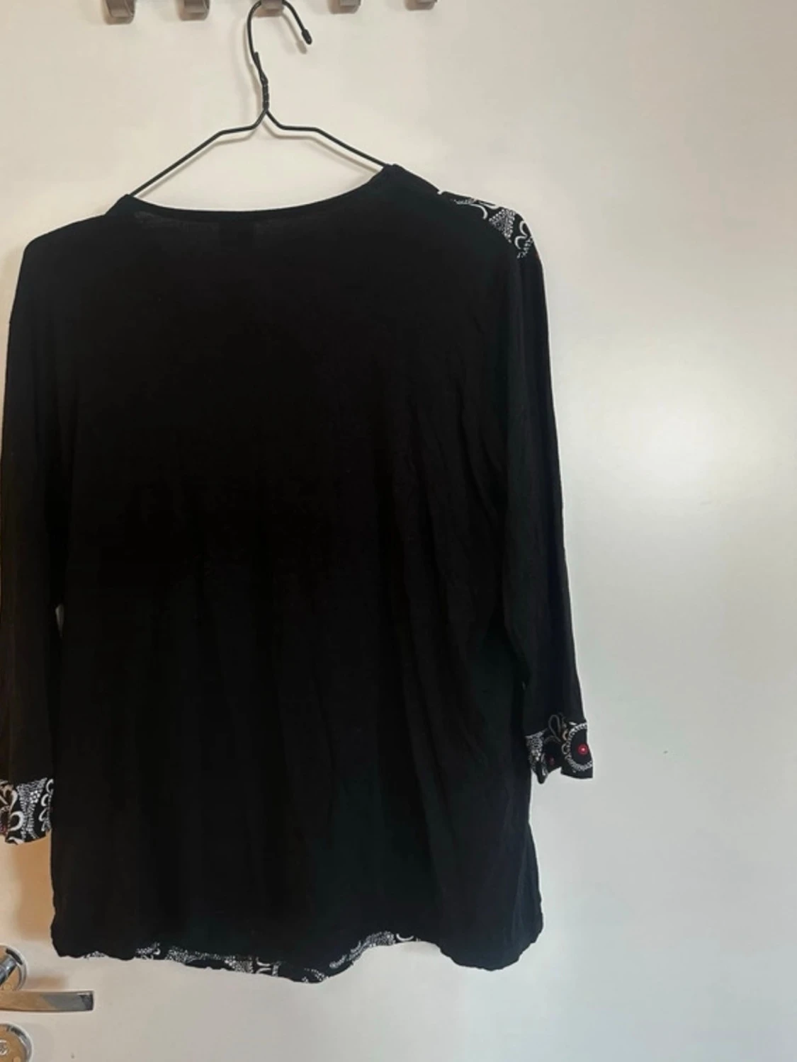 Svart och vit blus med blommönster - 1