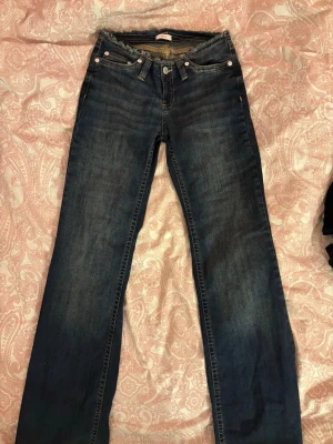Blå lågmidjade jeans från Nelly - Säljer ett par blå lågmidjade bootcut jeans från Nelly, testat en gång aldrig använt beställde dem i veckan hann dra bort prislappen innan jag testade, då dem tyvärr för för små i midjan annars hade jag behållt. 