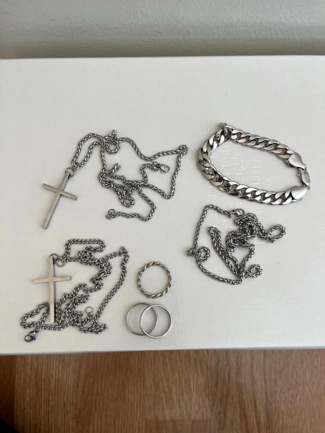 Smyckeset i silverfärgad metall