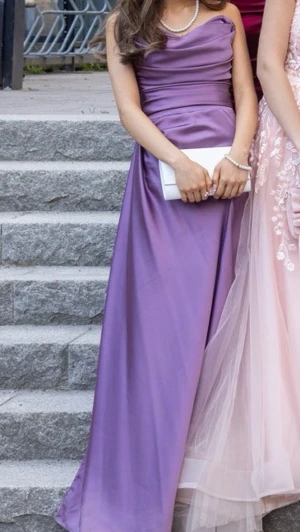 Lila balklänning i satin - Säljer denna superfina balklänning i lila satin. Endast använd en gång och har blivit skräddarsydd efter mina mått. Skriv gärna för fler bilder, mått eller info ! 💜