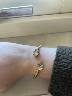 Guldarmband Caroline Svedbom - Super fint armband i guld från Caroline svedbom! Inte alls använd mycket och i mycket bra skick, kristallen är i färgen ”crystal”. Hör gärna av dig vid frågor! ❤️ (Ny pris 895 kr)