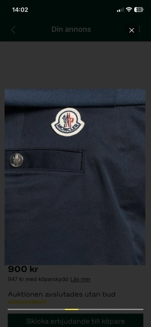 Mörkblå kostymbyxor från Moncler - Snygga mörkblå kostymbyxor från Moncler med klassisk rak passform. Byxorna har en diskret bakficka med knapp och Monclers ikoniska logotyp ovanför. Tillverkade i ett mjukt och stilrent tyg som ger en clean look.