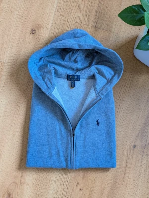 Grå Ralph Lauren zip hoodie  - Fint skick! Passar ca 160 cm Hör av dig vid frågor!