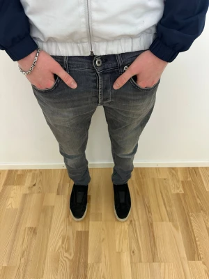Dondup jeans  - Gråa dondup jeans! - W33 - Skick 9/10 - Hör av er vid minsta fundering!