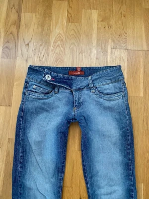 Lågmidjade jeans - Supersnygga lågmidjade vintage jeans med en nice wash i en lätt utsvängd/ rak modell 💗💗 Midja- 39 cm  Ytterbenslängd- 104 cm Innerbenslängd- 85 cm Bra skick, endast lite slitningar längst ned, samt en knapp som saknas, vilket dock inte gör någonting så det finns en till knapp (se sista bilden)