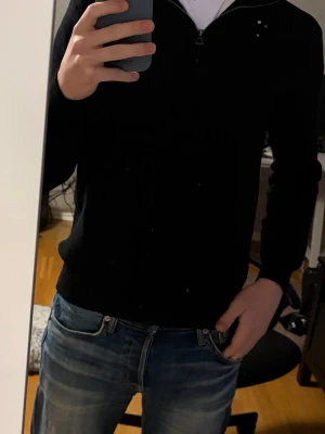 Svart Raulph lauren halv zip - Jag säljer denna då den inte passar längre. Den är storlek S. Köpt på zalando
