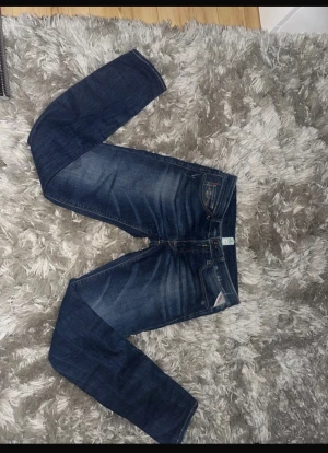 Marinblå Replay slim jeans W30 L32 - Ett par marinblåa denim replay jeans i W30 och L32 passformen är slim och jeansen är väldigt sköna helt oanvända! Skriv vid fundering, pris kan diskuteras 