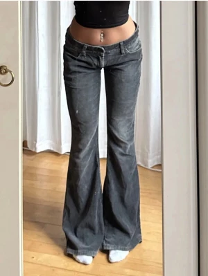 Levi’s ”479 booty flare fit” - Säljer ett par sjukt snygga vintage Levis byxor i Manchester! 💗  Midja- 40 cm Ytterben- 100 cm  Innerben- 76 cm Byxorna är uppsydda, så man kan sprätta upp sömmarna för att få de några cm längre!  Bra skick, slitna hälar dock samt att jag har lagat dem med symaskin i grenen med en matchande tråd, men det är inget man ser när man har dem på sig (syns på sista bilden).  För stora på mig, därav är det hon jag köpte de av på bilderna.