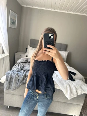 Mörkblå smockad linnetopp - Säljer en mörkblå linnetopp med smockad överdel och tunna axelband. 💞💞