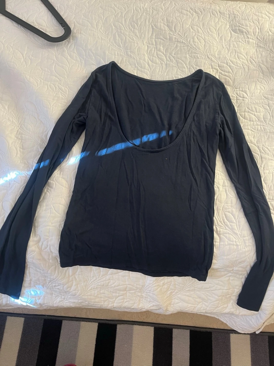 Mörkblå långärmad topp med djup rygg - 1