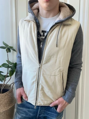 These glory days väst beige  - These glory days väst beige, Inga defekter förutom att den har blivit använd så man det finns fläckar bara syns i visst ljus, syns knappt dock. Sedan två små fläckar som ni ser! Modellen i bilderna är 180 cm 75 kg och bär Storlek M, stor på honom  , Kom med frågor! 🌟 (Kan gå ned i pris vid köp av paket 😉) 