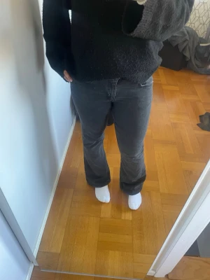 Svarta bootcut jeans  - Säljer ett par svarta  bootcut jeans. Jeansen har en lätt utsvängd passform nedtill och är perfekta för en avslappnad men ändå trendig look. Pris går att diskutera!!