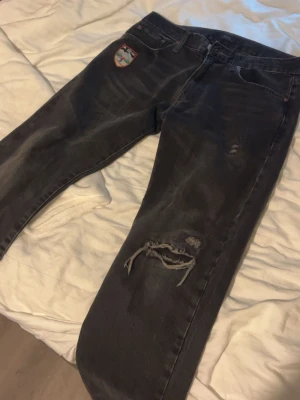 Ralph lauren jeans - Unika jeans från Ralph lauren i super skick! Snygga detaljer med slitningar och en patch på fickan (Ralph lauren ski club). Kom med frågor och skicka prisförslag🫱🏻‍🫲🏼