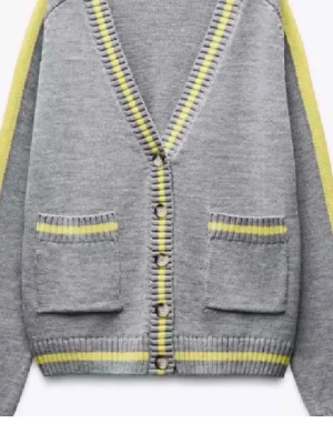 Eftertraktad Zara kofta - Använd fåtal gånger men knappen längst ner är halv tyvärr men det märks inte när man har på sig den.