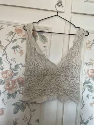 Vit spetsig ärmlös linnetopp - Väldigt fin topp från zara. Jag skulle säga att den är stor i storleken. Det är bara att skriva om ni funderar på något 💕