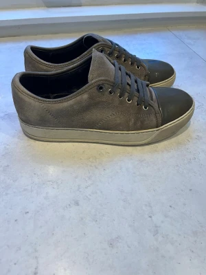 Lanvin - Säljer nu ett par riktigt snygga lanvins i beige/brun, de är i uk5 och är i en sällsynt färg, riktigt snygga o sparsamt använda hör av dig vid minsta fråga eller fundering!💫 