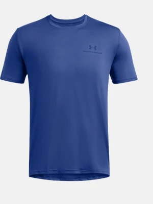 Helt ny Under Armour t-shirt - Snygg blå t-shirt från Under Armour med diskret logga på bröstet. Tillverkad i ett mjukt och lätt polyestermaterial som andas, perfekt för träning. Klassisk passform med rund hals och korta ärmar.