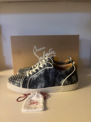 Christian Louboutin Monogram | 42 - Säljer dessa otroligt sällsynta loubsen i monogram tema. | Size 42 | Box finns | ÄKTA | Mycket bra skick