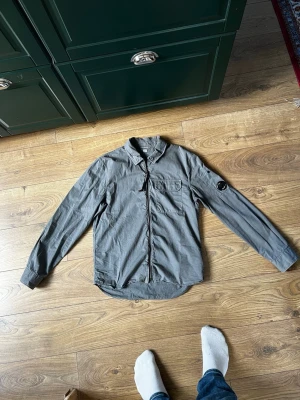 Cp company overshirt  - Den köptes på NK för en månad sedan men har mest blivit liggandes därför säljer jag den jag skickar även med NK påsen den är 100% äkta