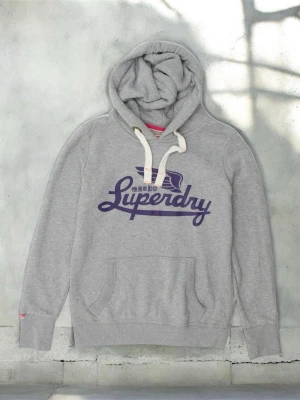 Superdry hoodie M - Säljer en riktigt fet hoodie!! Den passar till alla outfits, den är stilren och har inga defekter🤩 Det är storlek M, unisex! Kom privat via fler bilder, och tvivla verkligen inte på att ställa frågor😊👍