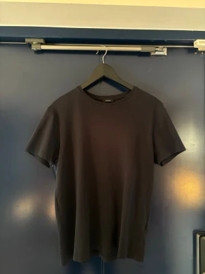 T-shirt Massimo dutti  - Marinblå t shirt från Massimo dutti. Säljes för att den är för liten. Använt en eller två gånger då den var för liten från början. 