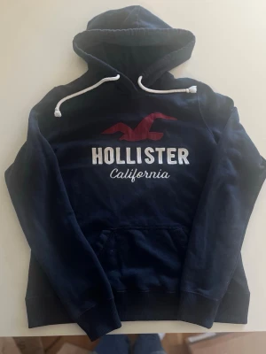 Hollister hoodie/tröja mörkblå  - Riktigt snygg Hollister tröja/hoodie i mörkblå färg. Perfekt nu till vår och sommar då den är tunnare och inte för varm pris endast 348 kr kom gärna med frågor och prisförslag 😁